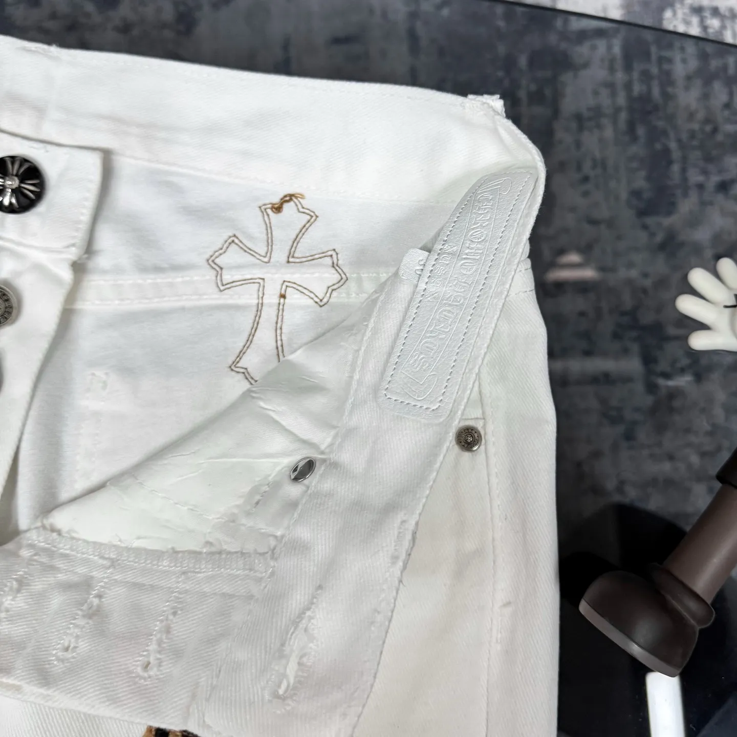 P250 Chrome Hearts Mattyboy graffiti painted leopard print horse hair cross jeans Special Italian cowhide print and cut Customized sheepskin three-layer thick thread leather The whole body is spliced in heavy water washing process Craftsmen hand-splash ink You can see the details Three-dimensional cutting version Loose and comfortable without picking up the figure Make you taller and slimmer Factory Seiko Original quality control Same style for men and women Can be matched with couples Versatile recommendation Necessary jeans for all seasons Color: White Size: 28/30/32/34 Waist: 71/76/81/86 Hips: 95/100/105/110 Pants length: 98/100/102/104